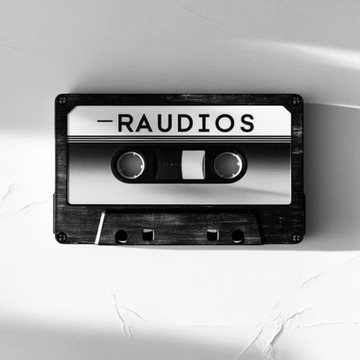 Raudios-Schriftzug auf einer schwarzen Musikkassette
